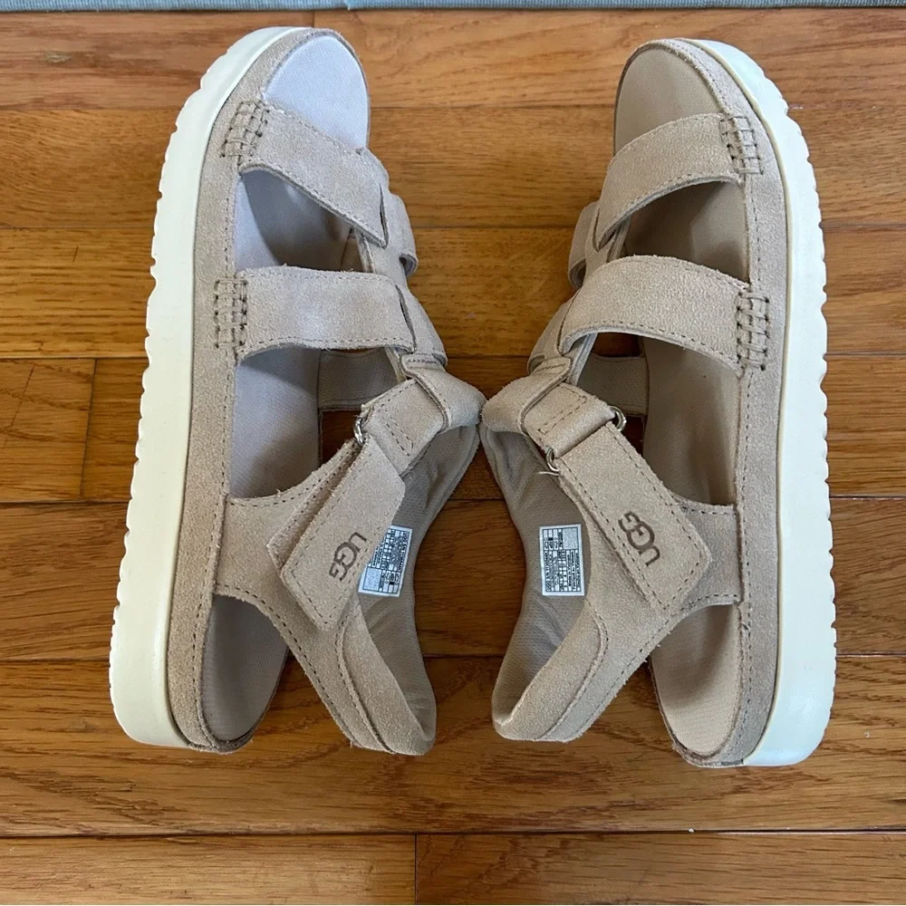 NWOB UGG Kids Goldenstar Strap Platform Sandals, Size 5 Youth.